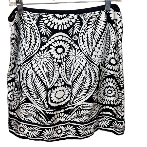 Banana Republic Dresses & Skirts - Banana Republic silk black and white skirt size 6 beautiful pattern lined career